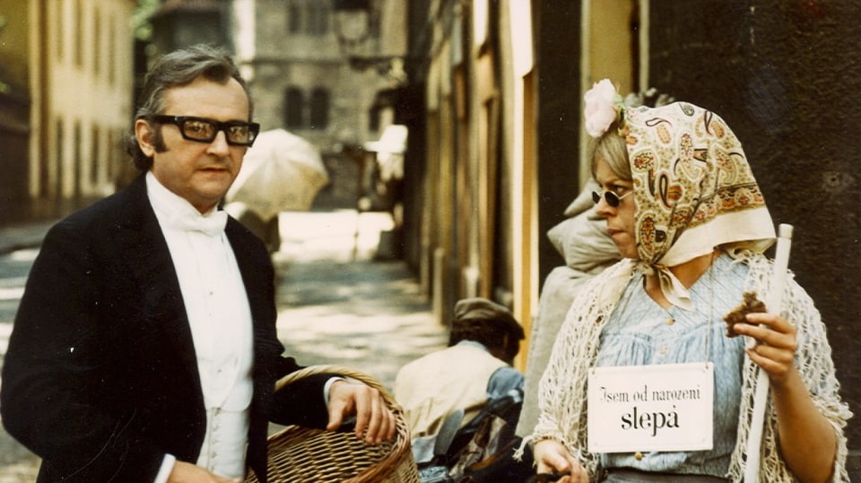 Jiří Sovák a Iva Janžurová ve filmu Zabil jsem Einsteina, pánové